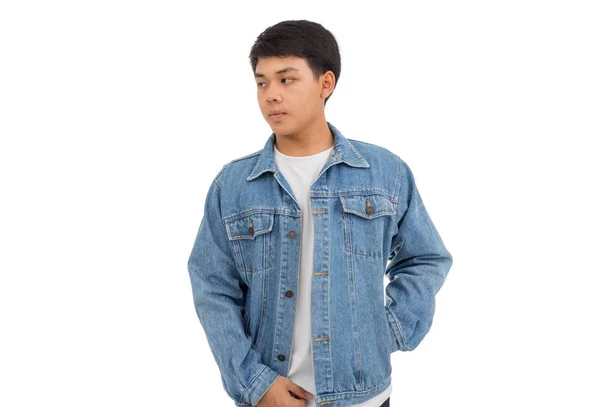 Siyah saçlı Asyalı bir çocuk stüdyoda tek başına beyaz gömlekli ve kot ceketli..