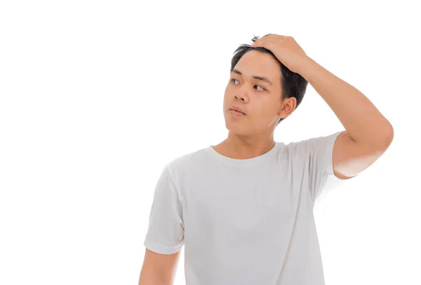 Beyaz tişörtlü, siyah saçlı, stüdyo beyaz arka planda duran Asyalı bir çocuğun fotoğrafı..