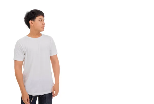 Beyaz tişörtlü, siyah saçlı, stüdyo beyaz arka planda duran Asyalı bir çocuğun fotoğrafı..