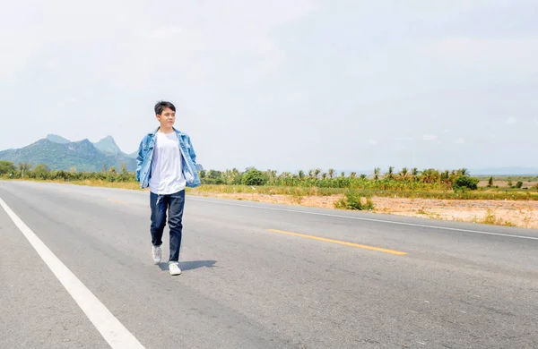 Ένα Ασιατικό Αγόρι Λευκό Casual Τζιν Μπουφάν Στέκεται Μόνο Του — Φωτογραφία Αρχείου