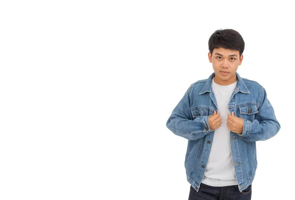 Siyah saçlı Asyalı bir çocuk stüdyoda beyaz gömlek ve kot ceket giyiyor..