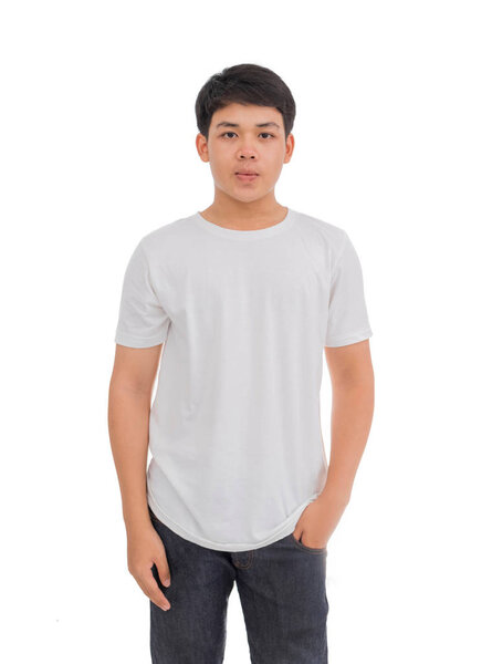 Фото азиатского мальчика в белой рубашке с черными волосами на белом фоне студии.