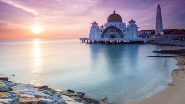 Gün batımında Malakka Boğazlar Camii (Mescid-i Selat Melaka)