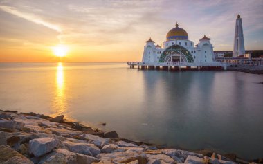 Gün batımında Malakka Boğazlar Camii (Mescid-i Selat Melaka)