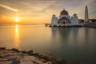Gün batımında Malakka Boğazlar Camii (Mescid-i Selat Melaka)