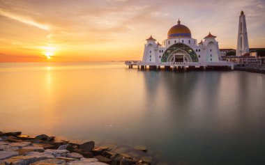 Gün batımında Malakka Boğazlar Camii (Mescid-i Selat Melaka)
