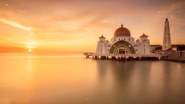 Gün batımında Malakka Boğazlar Camii (Mescid-i Selat Melaka)