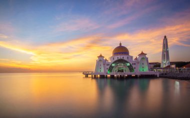 Gün batımında Malakka Boğazlar Camii (Mescid-i Selat Melaka)