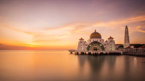 Gün batımında Malakka Boğazlar Camii (Mescid-i Selat Melaka) — Stok fotoğraf