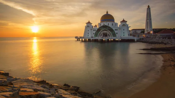 Malacca-szoros mecset (Masjid Selat Melaka) naplementekor Jogdíjmentes Stock Képek