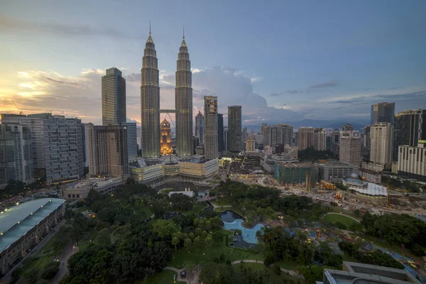 Kilátás nyílik a Petronas Twin Towers és Suria bevásárlóközpont naplemente alatt. Stock Kép