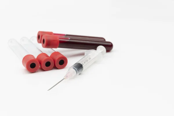 医疗设备包括注射器和带血样的塑料试管 用于实验室检测 采用白色和选择性聚焦分离 — 图库照片