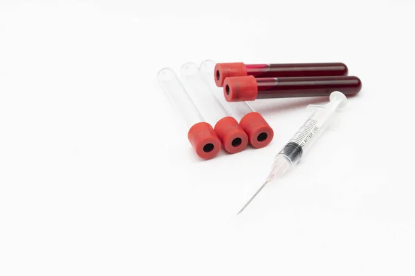 医疗设备包括注射器和带血样的塑料试管 用于实验室检测 采用白色和选择性聚焦分离 — 图库照片