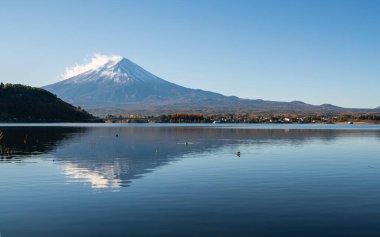 Fuji Dağı 'nın güzel manzarası, öğlen yansıması ve açık mavi gökyüzü.