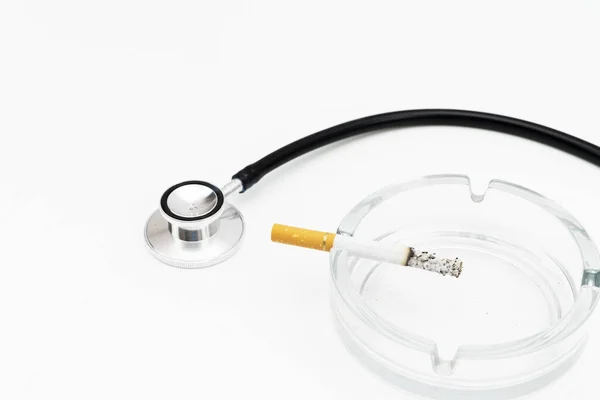 Τσιγάρο Τασάκι Και Στηθοσκόπιο Που Απομονώνονται Λευκό Φόντο Για Ιατρική — Φωτογραφία Αρχείου