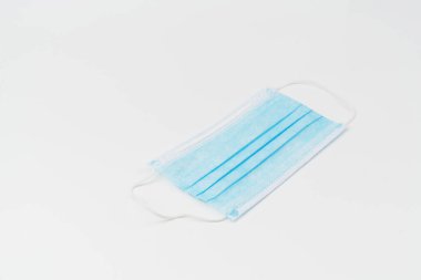 Tıbbi yüz maskesi beyaz arkaplanda izole edildi