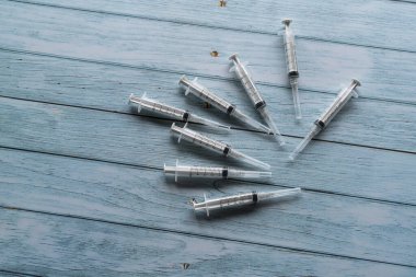 Seçici odak noktasında tahta masanın üzerine şırınga