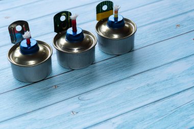 Geleneksel bir gazyağı lambası. Tahta masa üzerinde pelita olarak da bilinir. Eidul Fitri konsepti. Resim yumuşak odak efektiyle seçici odaklanma ile alındı