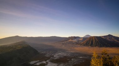 Bromo Dağı ve Batok Dağı 'nın Endonezya' daki görüntüsü ve aktif bir volkan olarak bilinir.