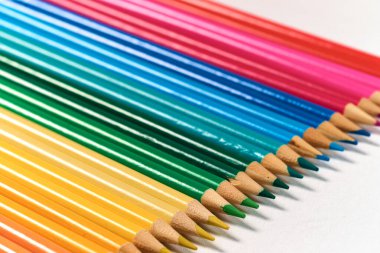 Beyaz arka planda bir sürü renkli kalem var. Yaratıcılığın için kullanılabilir..