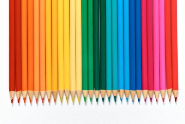 Beyaz arka planda bir sürü renkli kalem var. Yaratıcılığın için kullanılabilir..