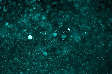 Koyu mavi bokeh, su damlacıklarının sebep olduğu fotoğraflar.