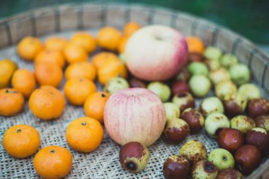 Çiftlikten taze meyve, kırsal kesimde, yakın plan.