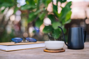 Bahçe okuma masası, ahşap masaya yerleştirilmiş çay falı, yakın plan.