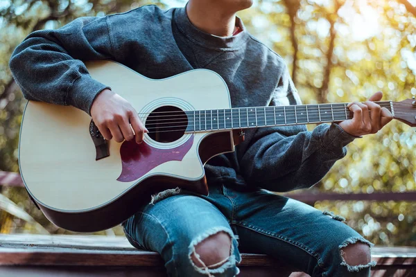 Playing an acoustic guitar in nature, Independent style — Stock Photo, Image
