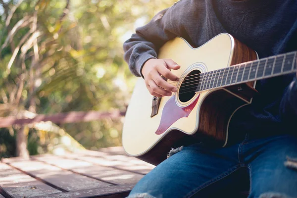 Naturalny gitarzysta, Ludzie grający na gitarze akustycznej w ogrodzie — Zdjęcie stockowe