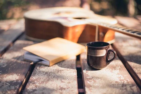 Zeneszerző íróasztala a természetben, Kávé csésze, notebook — Stock Fotó