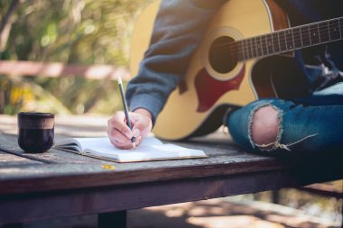 Müzik yapımcısı, doğadaki müzik bestecisinin çalışma alanı.