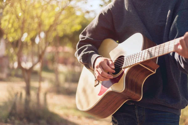 Akusztikus gitáron játszó férfi a parkban, közelkép — Stock Fotó