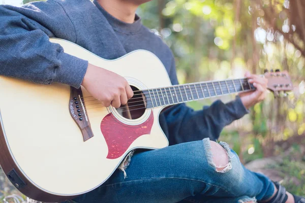 Man playing an acoustic guitar in the park, Close-up — Stock Photo, Image