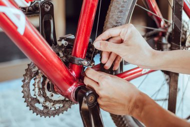 Bisiklet tamiri, vites kablosunu değiştirmek için adımlar, yakın çekim.