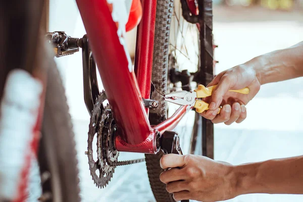 Reparación de bicicletas, Pasos para cambiar el cable de engranaje, Primer plano — Foto de Stock