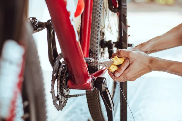 Reparación de bicicletas, Pasos para cambiar el cable de engranaje, Primer plano — Foto de Stock