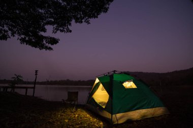 Nehir kenarında kamp yapmak, gece fotoğrafçılığı, resimde gürültü..