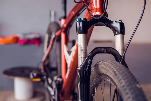 Yağ amortisörü, bisiklet amortisörleri tamir edilmeli, yakın plan.
