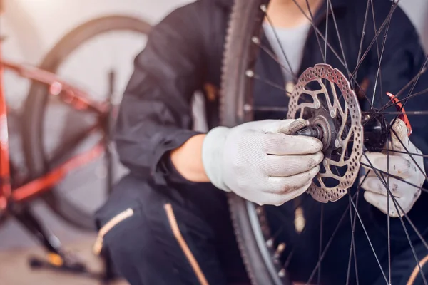 Bisiklet bakımı, Sürücü bisiklet parçalarını monte ediyor, yakın plan..