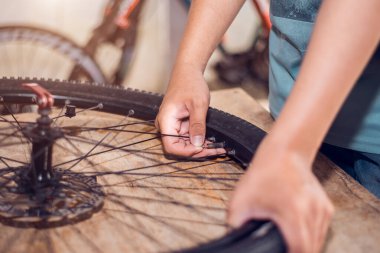 Bisiklet lastiklerini tamir ediyor, işçiler tekerlekleri tamir ediyor, yakın plan..