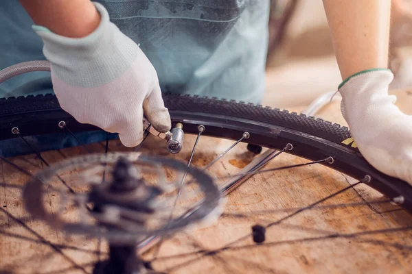 Bisiklet lastiği bakımı, bisikletçiler bisiklet tekerleklerini tamir ediyor, yakın plan..