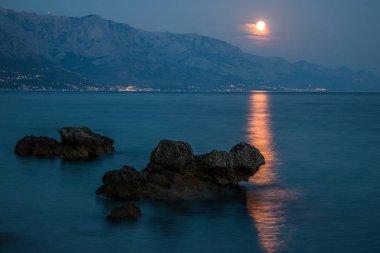 Ay yükseliyor, Orta Dalmaçya, Hırvatistan