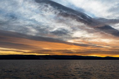 Sahilde güzel bir gün batımı