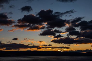 Sahilde güzel bir gün batımı