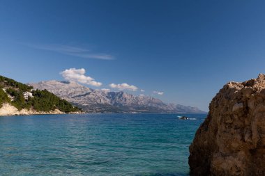 Kumsalda dinleniyor, Dalmaçya