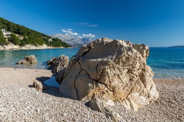 Kumsalda dinleniyor, Dalmaçya