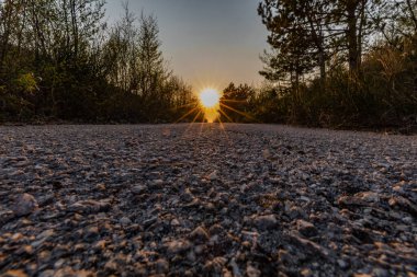 Dağların üzerinde güzel günbatımı renkleri, Orta Dalmaçya, Hırvatistan