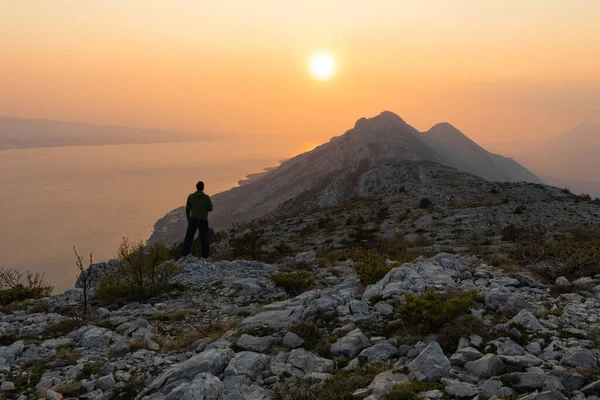 Dağların üzerinde güzel günbatımı renkleri, Orta Dalmaçya, Hırvatistan