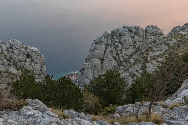 Dağların üzerinde güzel günbatımı renkleri, Orta Dalmaçya, Hırvatistan